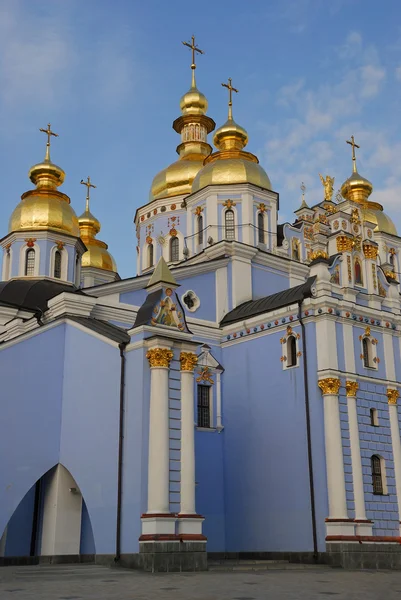 Михайловский золотой купольный храм и монастырь — стоковое фото