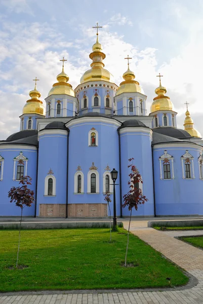 St. michael 's golden - kuppelförmiges kloster - berühmter kirchenkomplex, kiev — Stockfoto