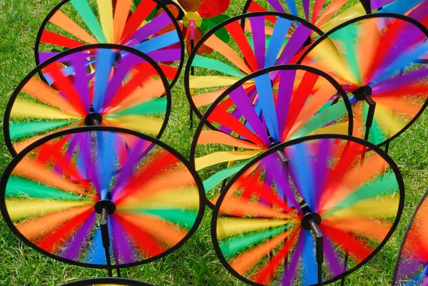 Wiele zabawek kolorowy wiatrak w ogrodzie — Zdjęcie stockowe