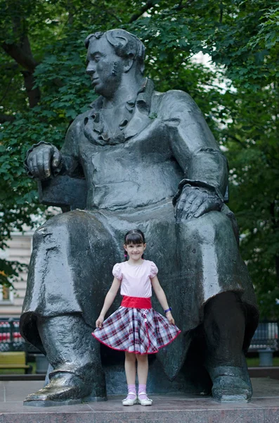Niña y la estatua del poeta ruso Ivan Krylov, Moscú — Foto de Stock