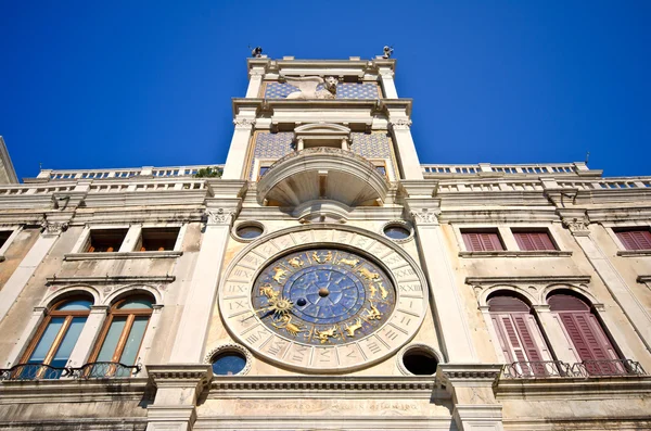 Wieża zegarowa w Placu Świętego Marka w Wenecji — Zdjęcie stockowe