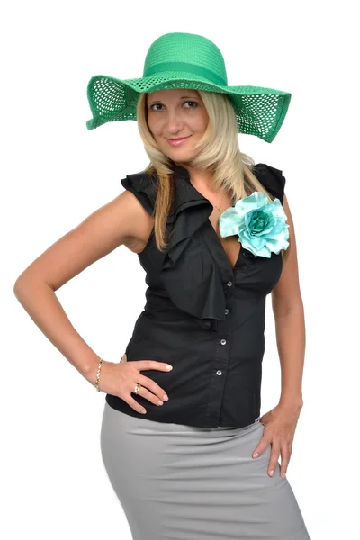 Schöne Frau mit grünem Hut — Stockfoto