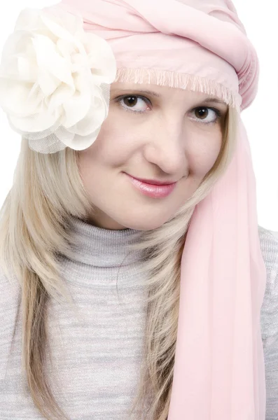 Porträt der schönen Frau im rosa Turban — Stockfoto
