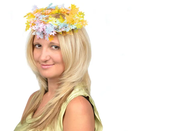 Attraktiv blond skönhet med blommig krans — Stockfoto