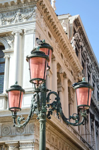 Roze lantaarn in het san Marcoplein, Venetië — Stockfoto