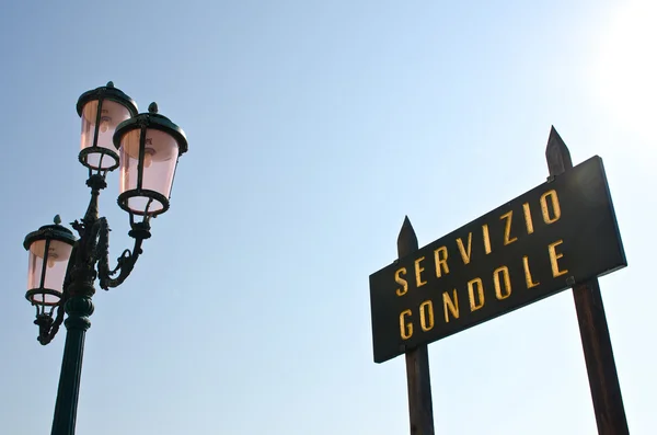 Розовый фонарь и информационный знак, Венеция — стоковое фото