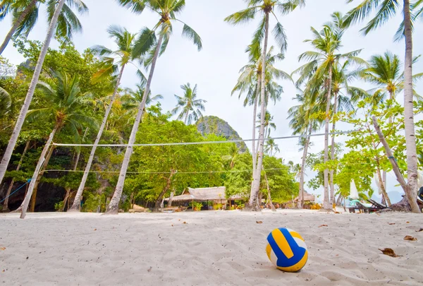 Pallone da pallavolo sulla spiaggia — Foto Stock