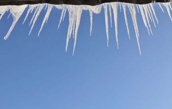 Icicles hanging off the roof — Stock Photo, Image
