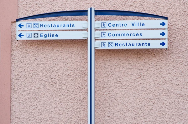 Informatie straatnaambord in kleine Europese stad — Stockfoto