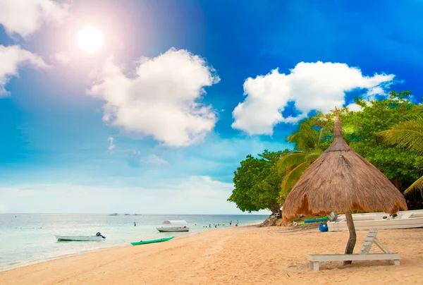 Tiki hut aan het strand — Stockfoto