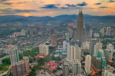 kuala lumpur manzarası ile petronas kuleleri