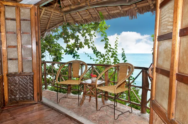 Houten bungalow terras met uitzicht op zee — Stockfoto