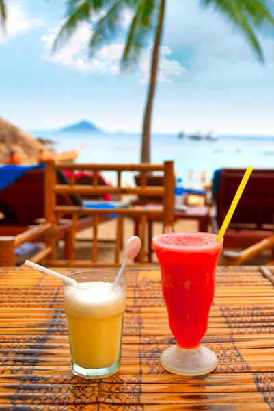Cocktails on the beach — Stock Photo, Image