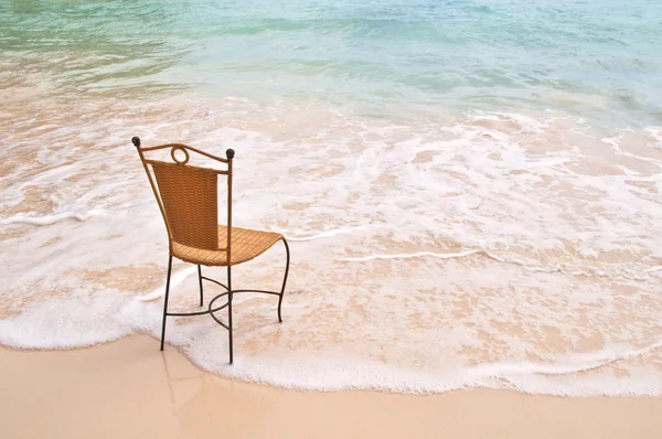 Stol på en exotisk strand — Stockfoto