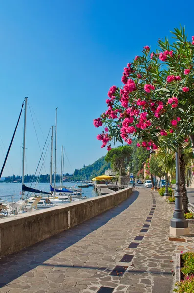 Vicolo in riva al lago con yacht, Lago di Garda, Italia — Foto Stock