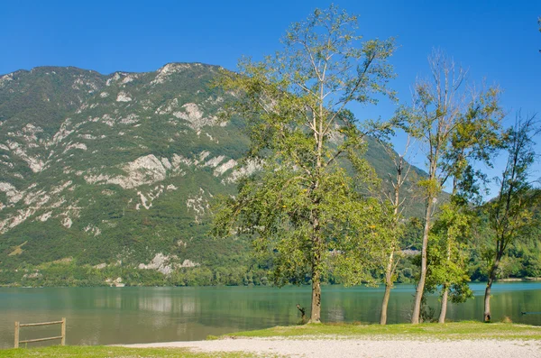 Lago de montaña, Italia — Foto de Stock