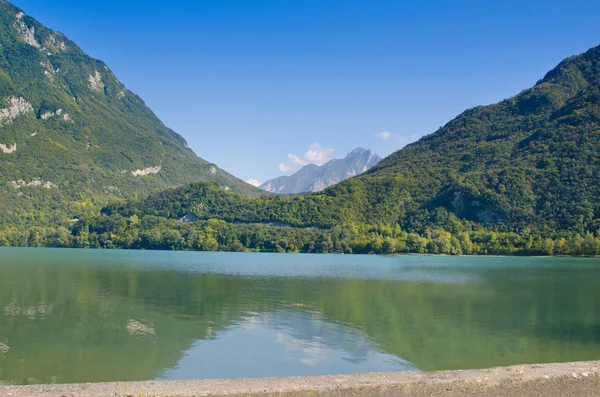 Beautiful mountain lake — Stock Photo, Image