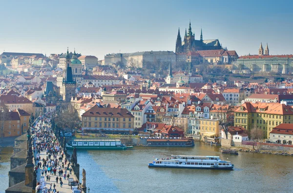 Charles bridge, floden Moldau och Karlsbron i Prag — Stockfoto