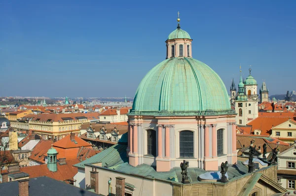 Prager Panorama mit der Kirche des Heiligen Franz von Assisi davor, Prag — Stockfoto
