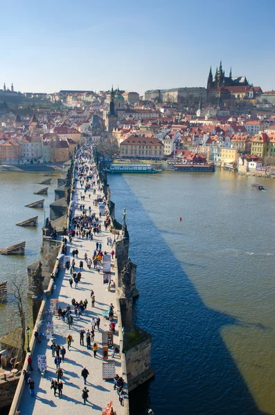 Karlsbron, Pragborgen och floden Moldau, Prag — Stockfoto