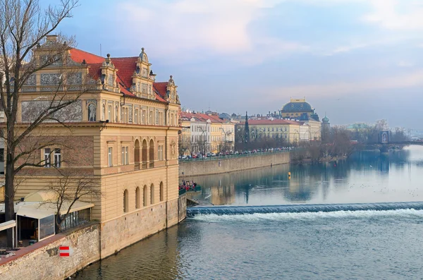 Argine del fiume Moldava e Museo Smetana — Foto Stock