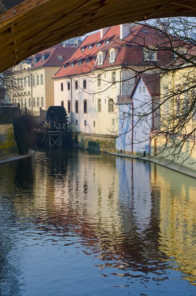 Veduta della vecchia ruota d'acqua di Praga sul fiume Chertovka — Foto Stock