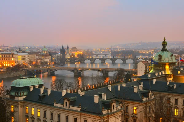 Visa på Prags broar vid solnedgången — Stockfoto