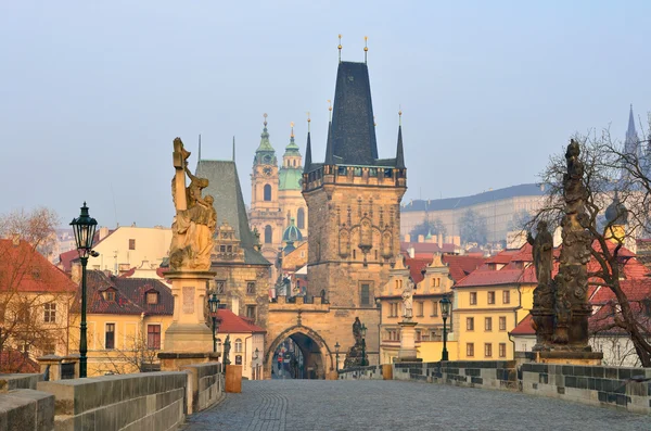 Μικρότερο Πύργος γέφυρα γέφυρα του Καρόλου στην Πράγα (Karluv περισσότεροι) το τσεχικό ύφασμα — Φωτογραφία Αρχείου