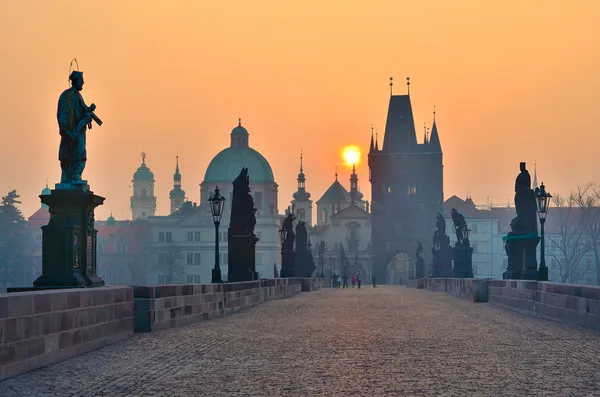 Wschód słońca nad Pragą - widok z Mostu Karola — Zdjęcie stockowe