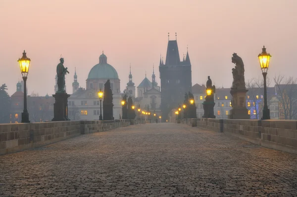 Karlsbron i Prag under soluppgången, Tjeckien. — Stockfoto