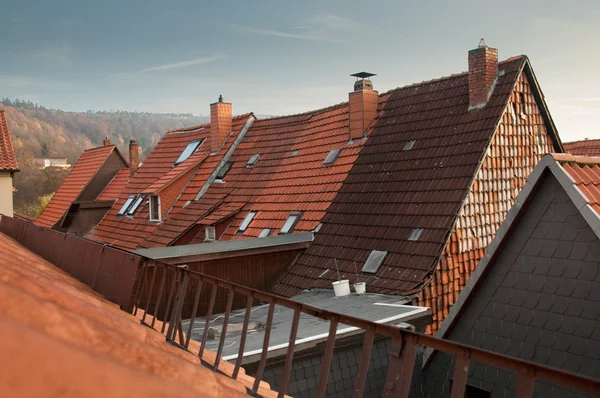 Δείτε πάνω από τις κεραμιδένιες στέγες μιας μεσαιωνικής πόλης στη Γερμανία — Φωτογραφία Αρχείου