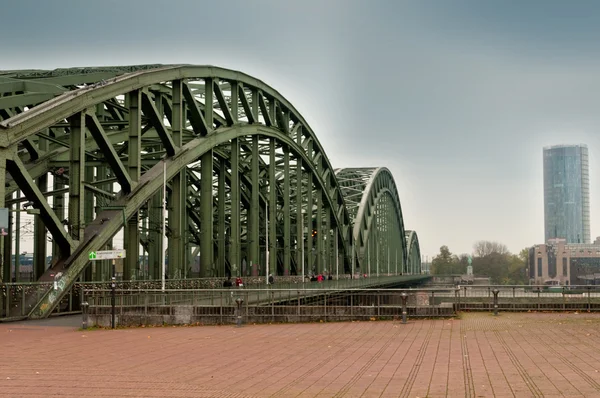 Vista ao longo da ponte da catedral em Koeln Colônia Koln (Rhineland, Alemanha — Fotografia de Stock