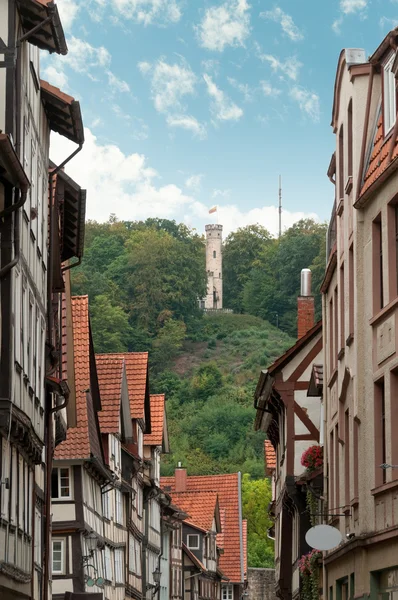 Enge Straße mit Fachwerkhäusern in der Altstadt — Stockfoto