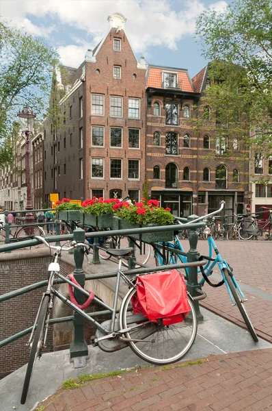 Bicicleta estacionada em uma ponte de Amsterdam — Fotografia de Stock