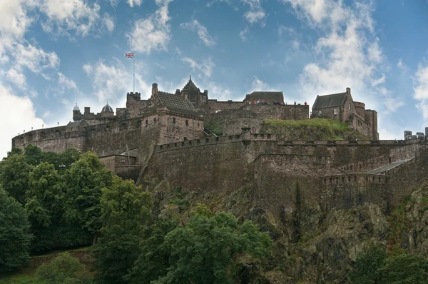 Edinburský hrad na jasný slunečný den ve Skotsku — Stock fotografie