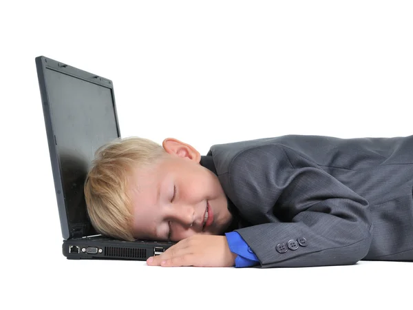 在笔记本电脑上的工作累了睡的男孩 — 图库照片