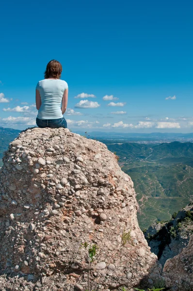 Girl on a cliff — Stock Photo, Image