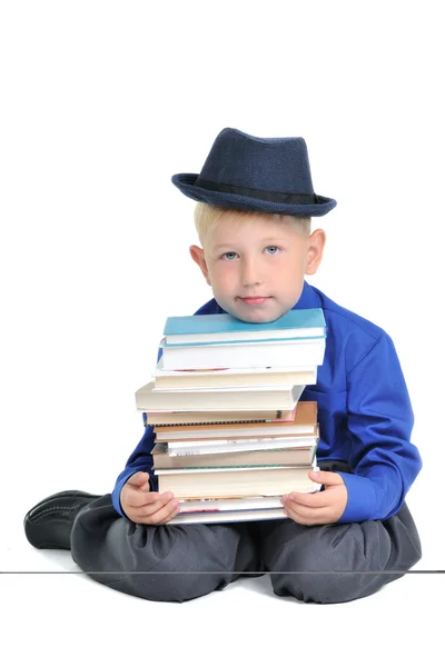 Pojke med en hög med böcker — Stockfoto