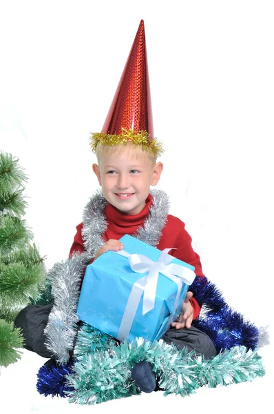 Barnet håller jul presentförpackning — Stockfoto