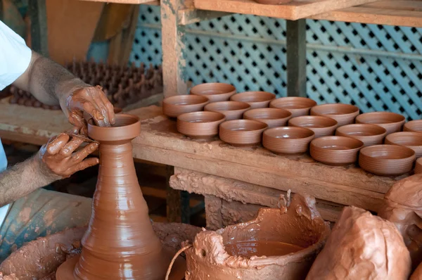 potter'ın elleri, çemberin toprak küp oluşturma