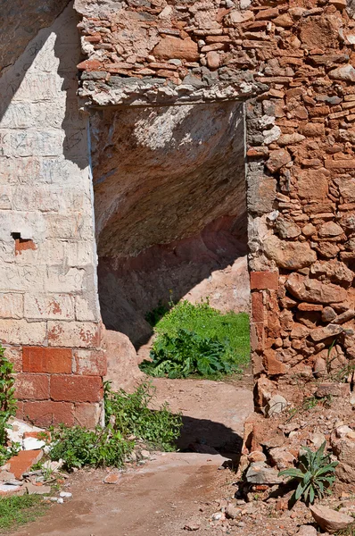 Porta velha permanece na montanha Montserrat, Espanha — Fotografia de Stock