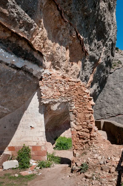 Vecchia porta rimane in Montserrat montagna, Spagna — Foto Stock