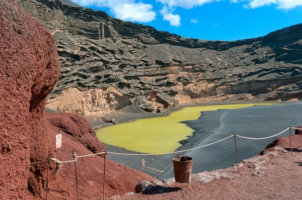 Green Lagoon in volcanic landscape, El Golfo, Lanzarote, Canary Islands, Sp — Stock Photo, Image