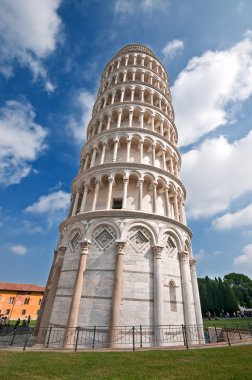 Pisa Kulesi yaslanmış