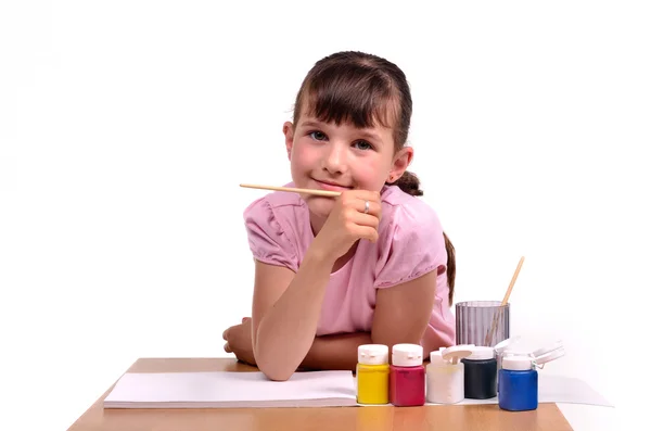 Маленькая девочка рисует картину красочными красками — стоковое фото