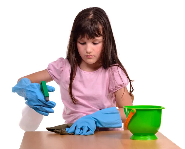 Petite fille grinçant son bureau avec des fournitures de nettoyage — Photo