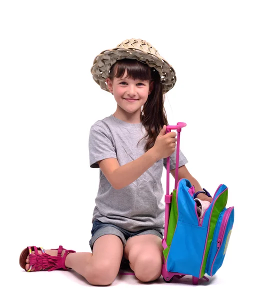 Маленька дівчинка упаковує свій персонал, щоб піти у відпустку — стокове фото