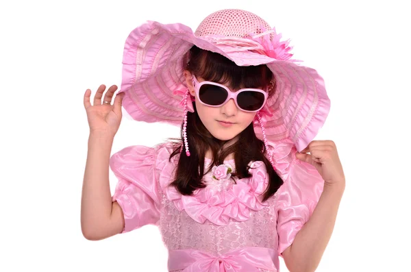 Szép lány visel rózsaszín ruha, kalap és szemüveg portréja — Stock Fotó