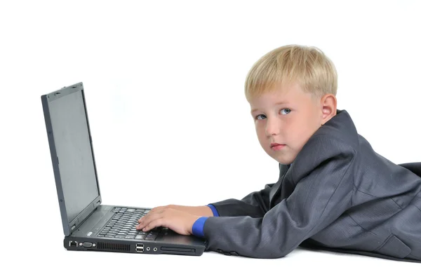 Niño usando traje de trabajo en el ordenador portátil —  Fotos de Stock