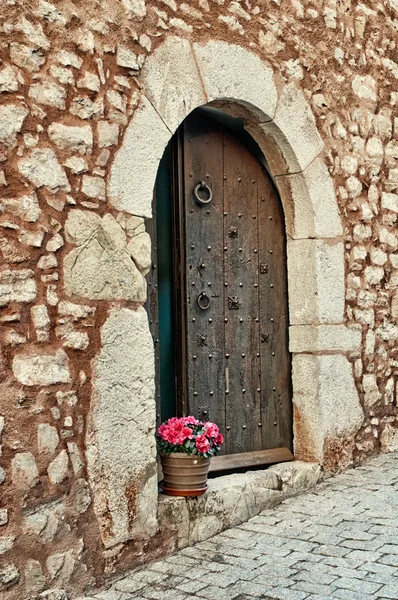 Flowers on a doorstep, Collbato, Spain — Stock Photo, Image